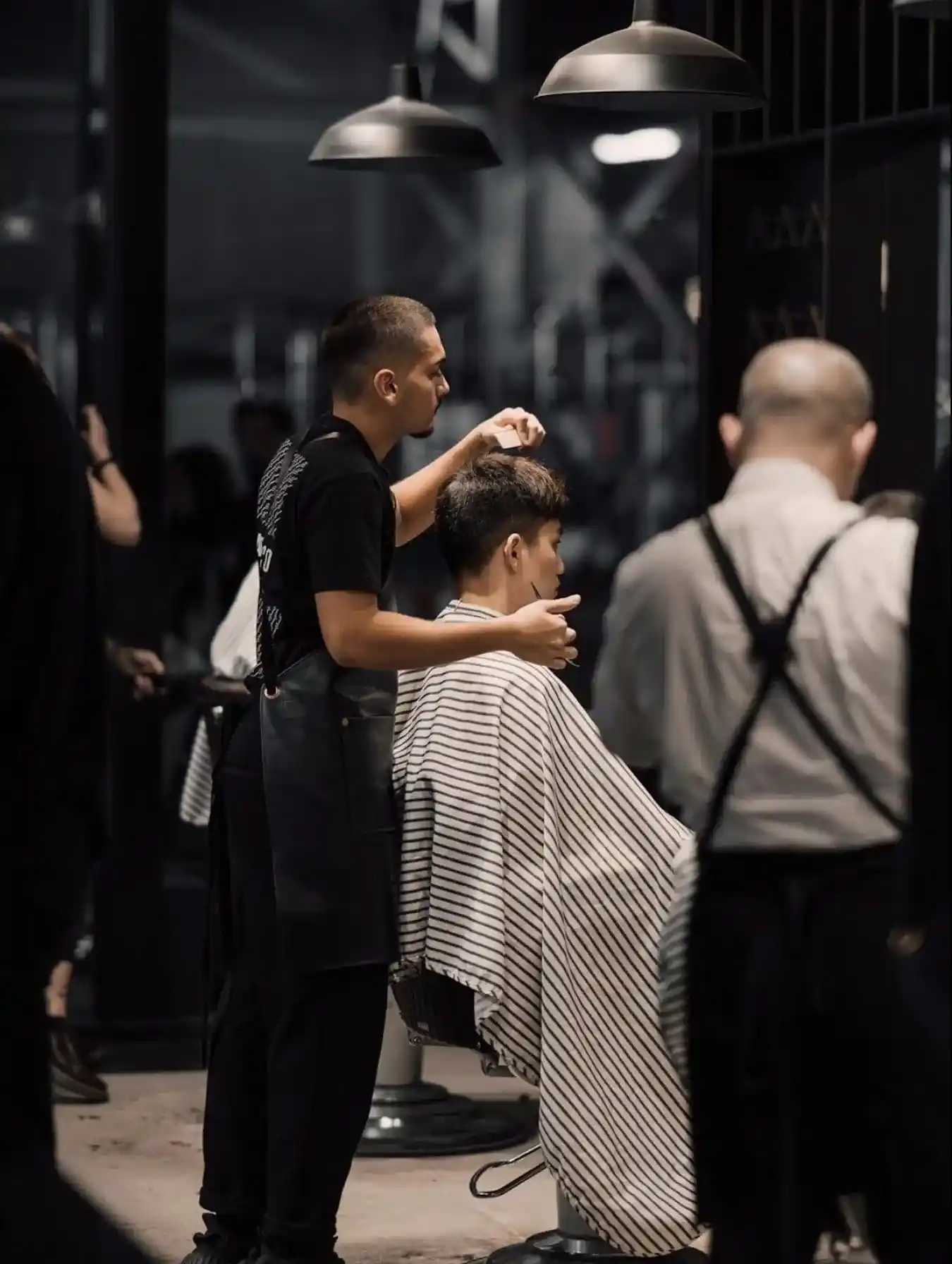 Барбер за роботою (елемент галереї зображень)