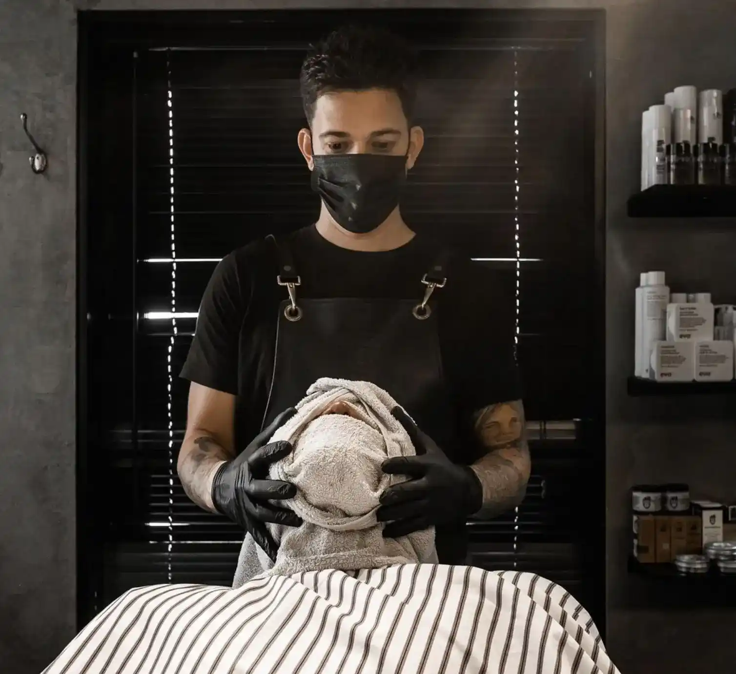 Барбер за роботою (елемент галереї зображень)