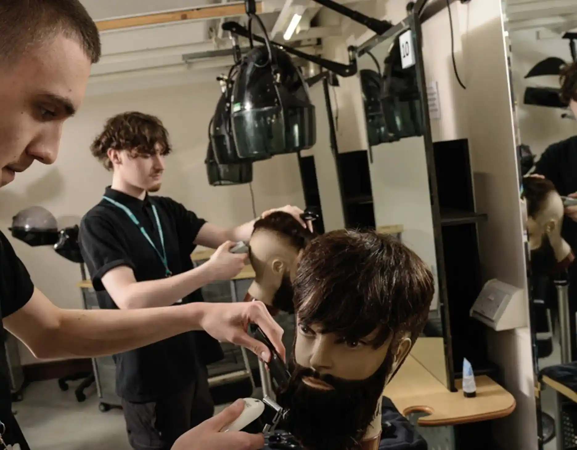 Фото барбера за роботою в галереї