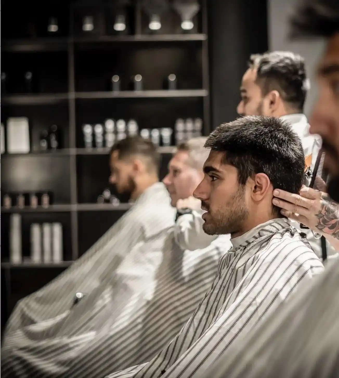 Фото барбера за роботою в галереї