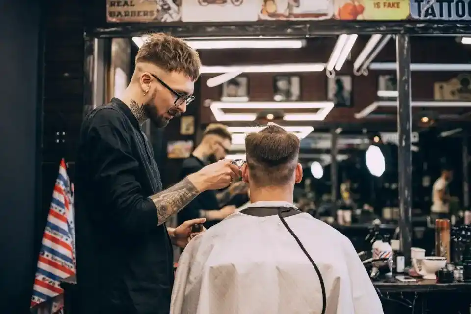 Фото барбера за роботою в галереї