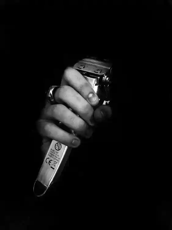 Фото барбера за роботою в галереї