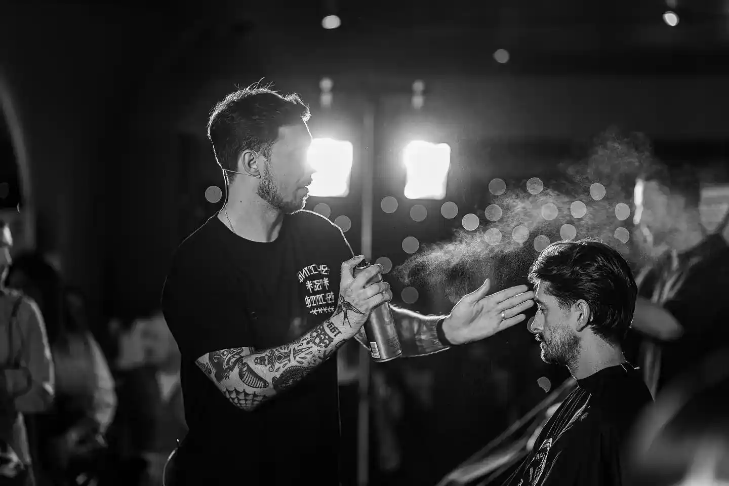 Фото барбера за роботою в галереї