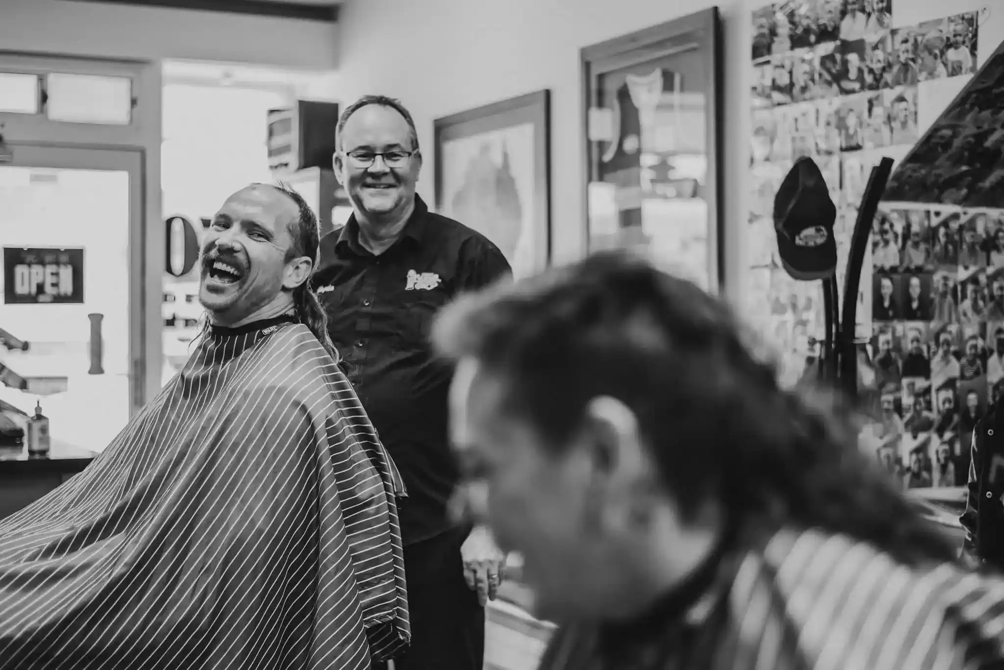 Фото барбера за роботою в галереї