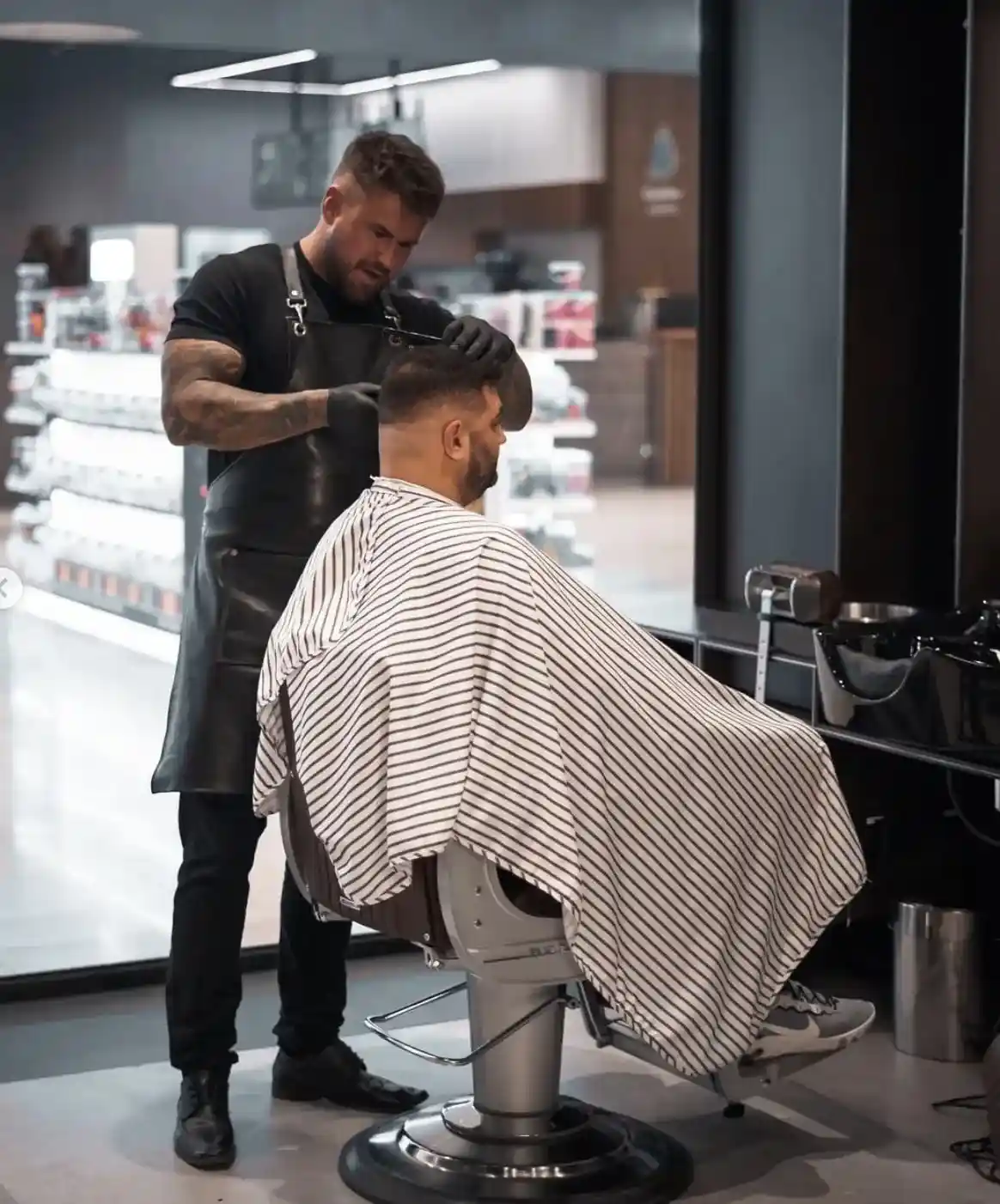 Барбер за роботою (елемент галереї зображень)