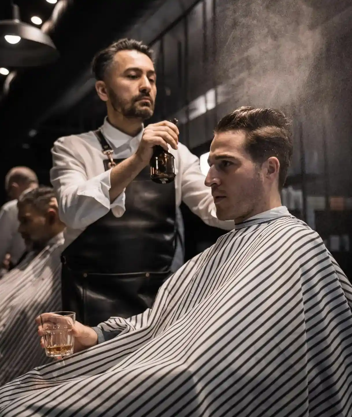 Барбер за роботою (елемент галереї зображень)