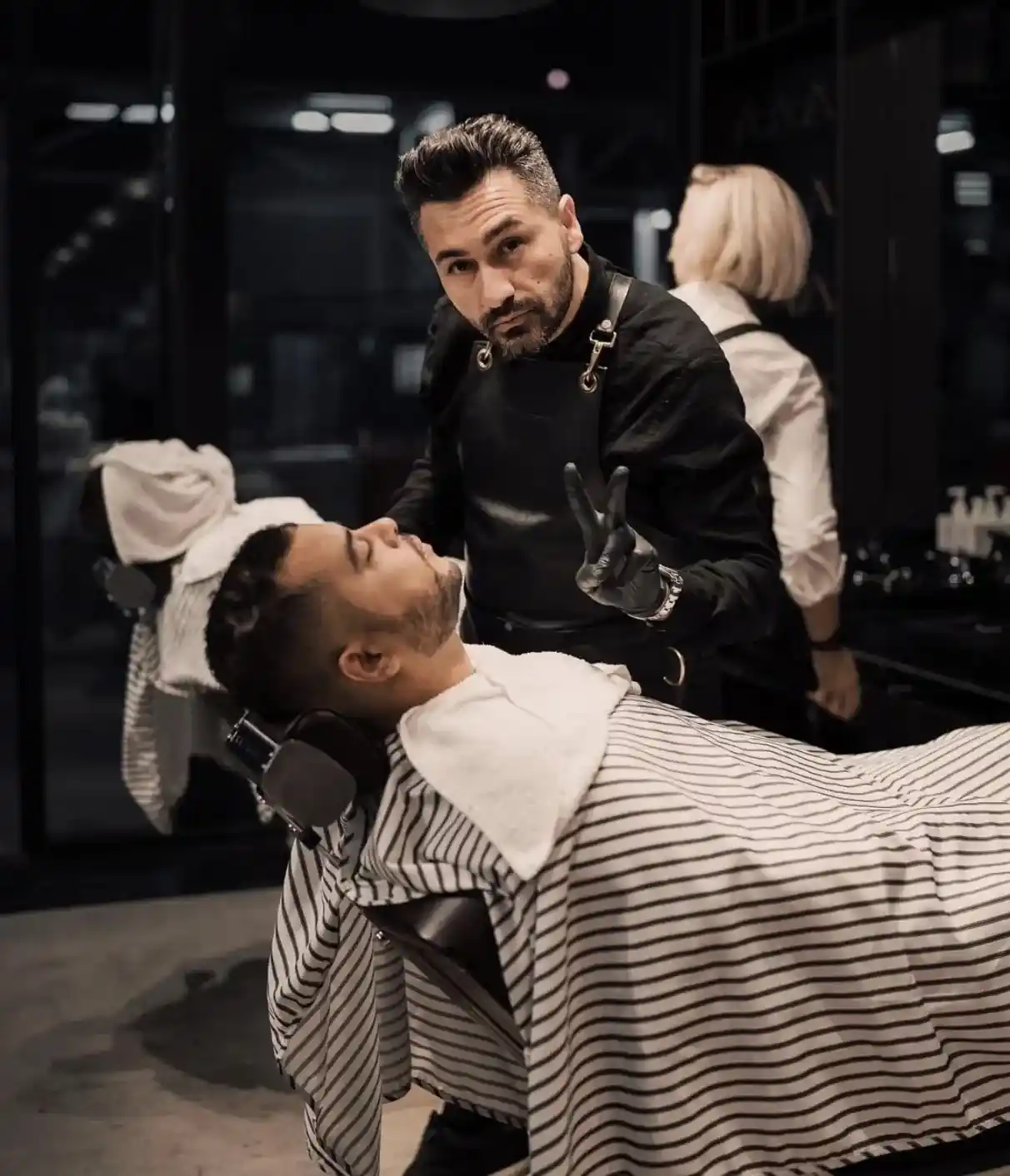 Барбер за роботою (елемент галереї зображень)