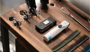 Інструменти барбера, охайно розкладені на дерев'яному столі